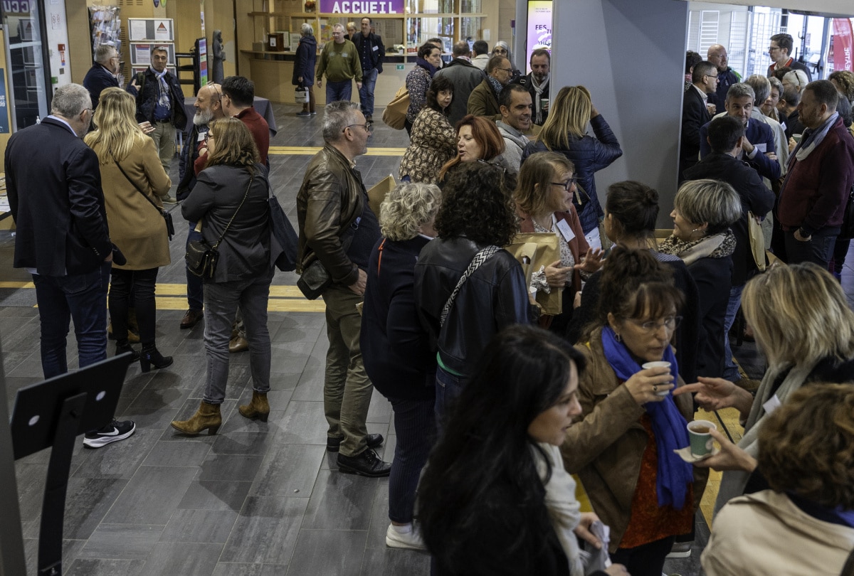 Photo d'une foule dans le hall d'exposition